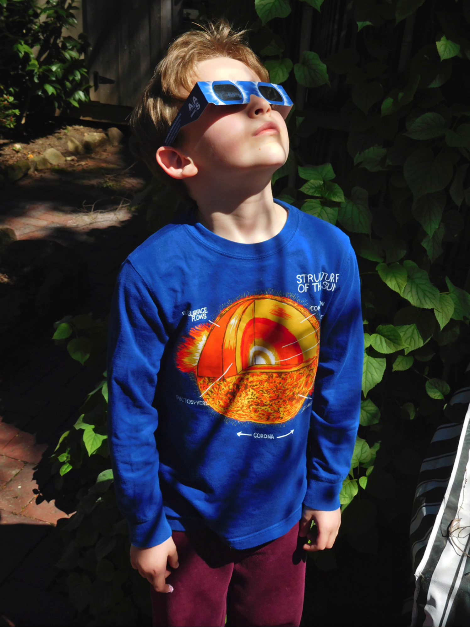 Chico mirando el eclipse con gafas especiales