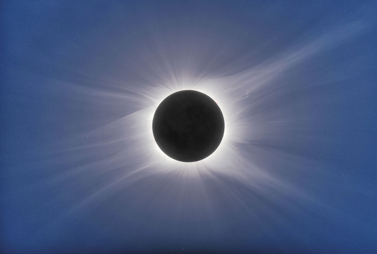 La totalidad vista desde la Isla de Pascua el 11 de julio de 2010. Esta es una composición de exposiciones cortas, medias y largas, ya que ninguna exposición por sí sola puede capturar el enorme rango de brillo que presenta la corona solar. No se utilizó ningún filtro durante las exposiciones, ya que la totalidad es aproximadamente tan brillante como la Luna llena y tan segura de observar. Sin embargo, en todos los demás momentos es necesario utilizar un filtro solar seguro para observar o fotografiar el Sol.